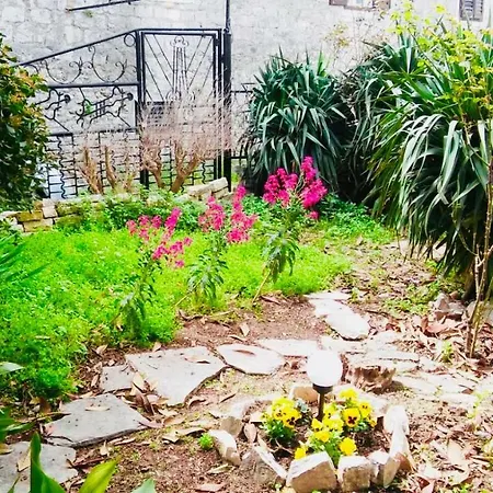 Mari Garden Apartment Kastela