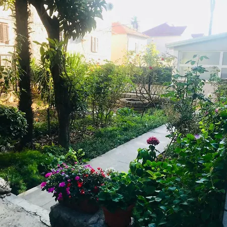 Mari Garden Apartment